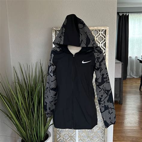 nike damen reflect|Nike reflective running jacket.